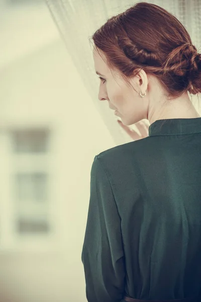 Mujer sola mirando por la ventana esperando —  Fotos de Stock