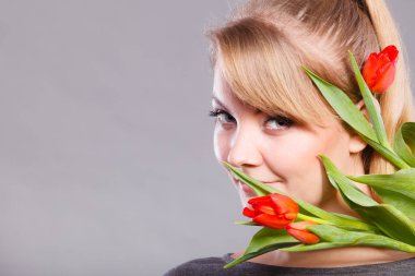 Kız Lale ile doğaya bağ hissediyorum.