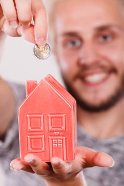 Gülümseyen adam evi servet para koyarak