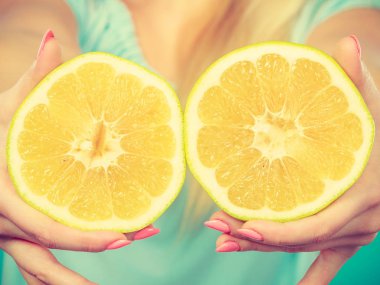 Halfs sarı greyfurt narenciye meyve insan elinde