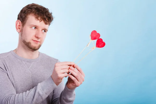 Hombre enamorado de corazones . — Foto de Stock