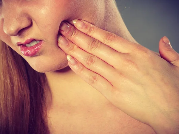 Woman suffering from tooth pain — Stock Photo, Image