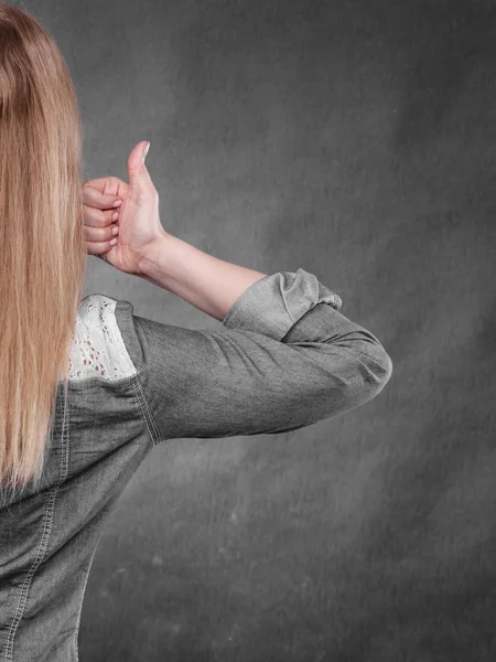 Vista posterior de la mujer rubia con el pulgar hacia arriba . —  Fotos de Stock