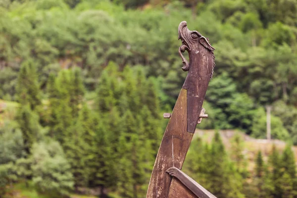 Parte do velho barco viking de madeira na natureza norwegian — Fotografia de Stock