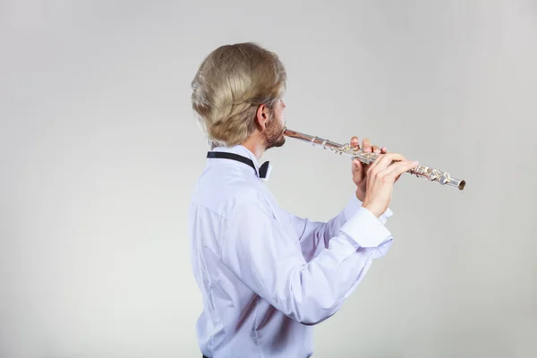 Männlicher Flötist spielt seine Flöte — Stockfoto