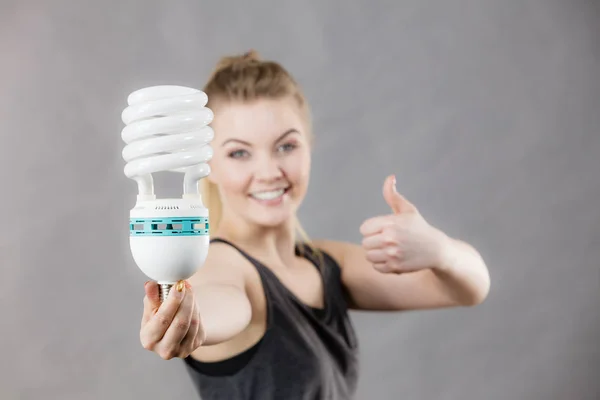 Mulher segurando eco lâmpada moderna — Fotografia de Stock