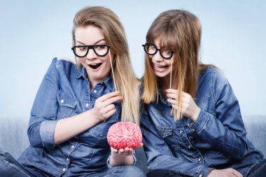 Düşünme iki çılgın kadın arkadaş