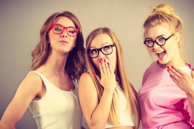 Zarif kadın gözlük takıyor