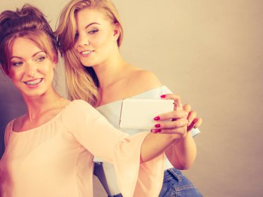 Şık kadın selfie alarak