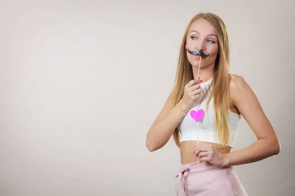 Mujer feliz sosteniendo bigote falso en palo — Foto de Stock