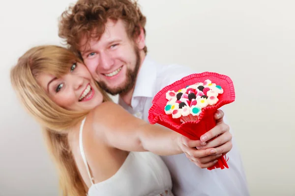 Couple with candy bunch flowers. Love. — Stock Photo, Image