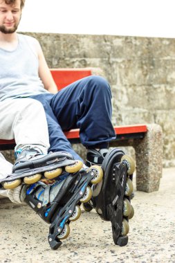 Arkadaşlar bankta rahatlatıcı gençler.