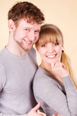 Genç çift birlikte sarılma.