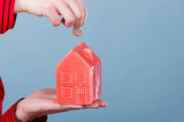 Erkek el küçük ev ve gümüş sikke.