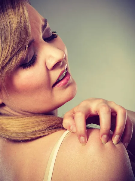 Karcolás az allergiás kiütések viszkető karján nő — Stock Fotó