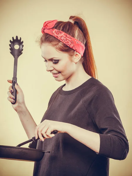 Ретро девушка приготовления пищи и жарки на сковороде . — стоковое фото