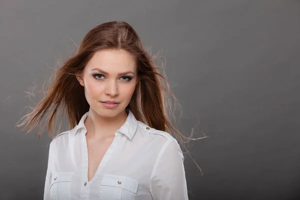 Attraente donna bruna con i capelli soffiati dal vento — Foto Stock