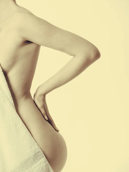 Schönheit Frau in weißem Badetuch. — Stockfoto
