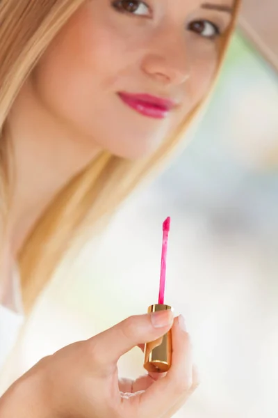 Mulher aplicando maquiagem detém batom — Fotografia de Stock