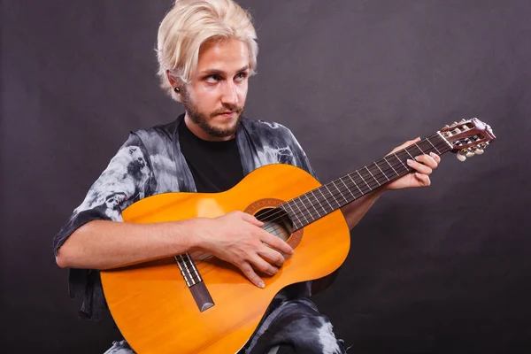 Biondo uomo suonare la chitarra acustica — Foto Stock