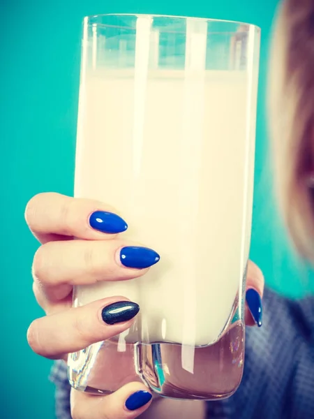 Женщина держит стакан молока — стоковое фото