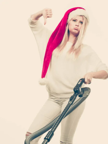 掃除機付きサンタ クロース ヘルパー帽子の悲しい少女 — ストック写真
