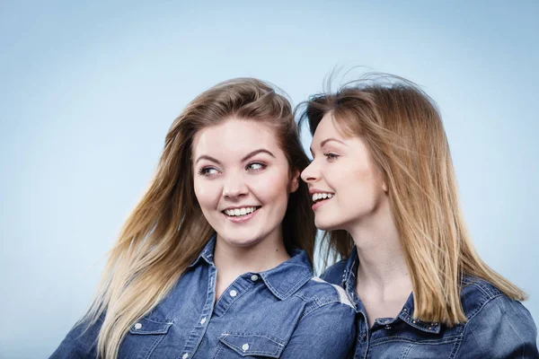 Deux amies heureuses portant une tenue de jeans — Photo