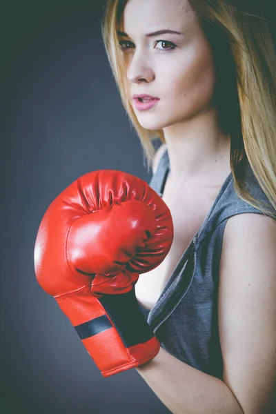 Krásná žena s červeným Boxerské rukavice — Stock fotografie