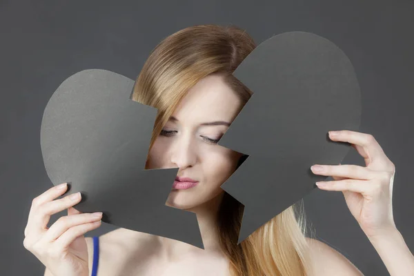 Mujer infeliz con el corazón roto . — Foto de Stock