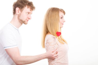 Kadın ona özür dilemeyi adama kızgın.