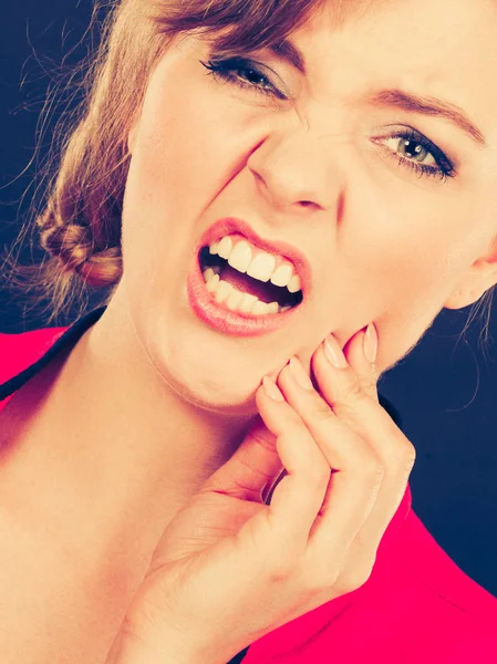 Отрицательные эмоции. У женщины болят зубы . — стоковое фото