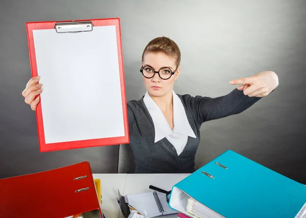 Lachende vrouw wijzend op binder. — Stockfoto