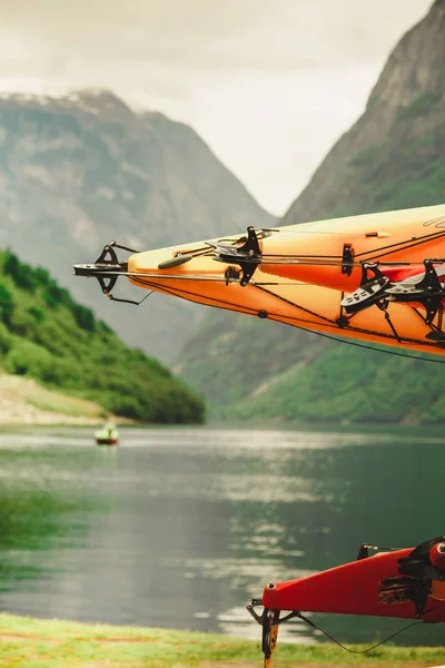 Muitas canoas na costa do fiorde da Noruega — Fotografia de Stock