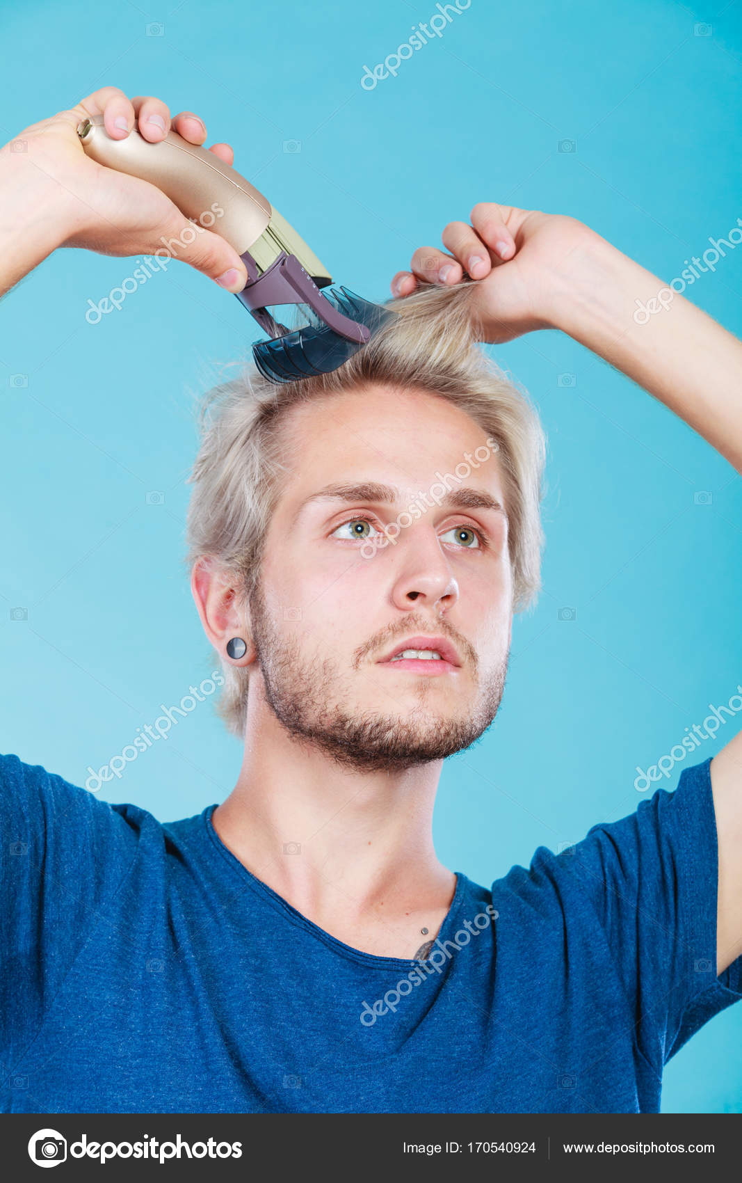 Homme Va Se Pour Raser Ses Cheveux Longs Photographie