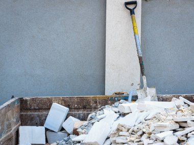 Moloz yığını içinde maça.