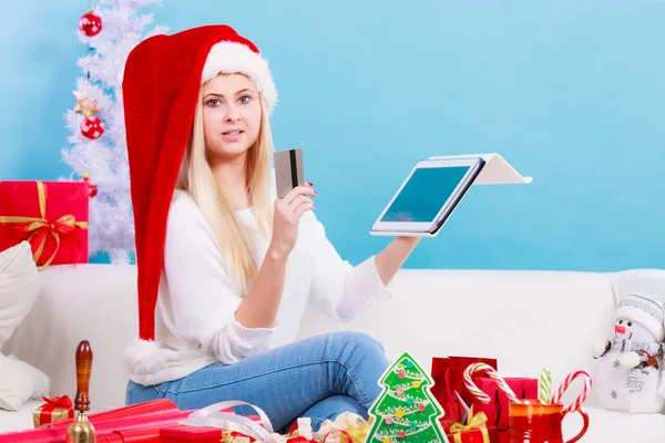 Mujer comprando regalos de Navidad en línea — Foto de Stock