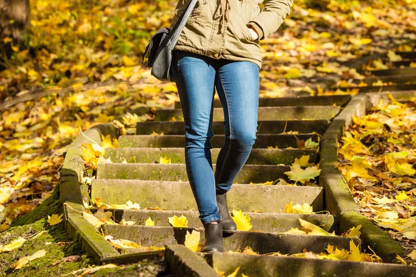 Mulher de pé nas escadas no parque de outono — Fotografia de Stock