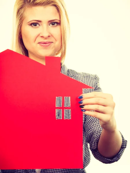 Mujer sosteniendo símbolo de la casa de papel rojo — Foto de Stock