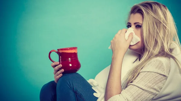 Mulher doente com gripe deitada no sofá — Fotografia de Stock