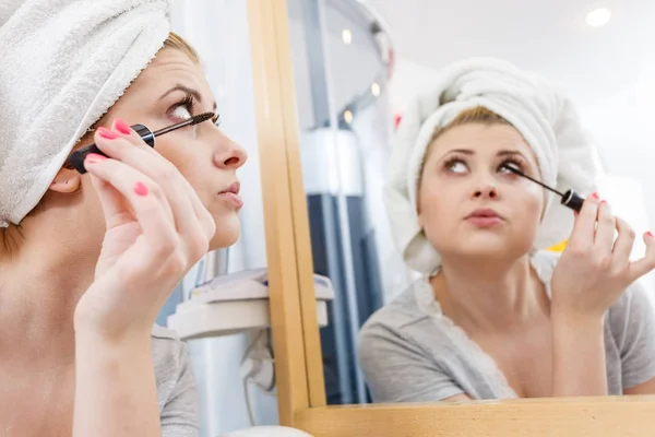 女人在浴室在睫毛上涂睫毛膏 — 图库照片