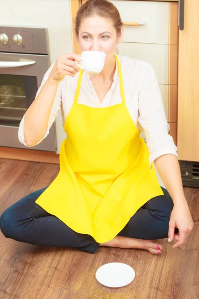 Donna matura che beve una tazza di caffè in cucina . — Foto Stock