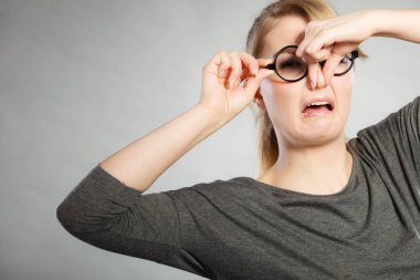 Kız burnunu pis koku koku nedeniyle pinches..