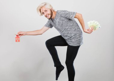 Eve para ve anahtarları tutan adam