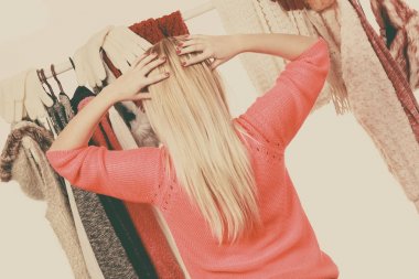 Kadın gardırop giyim seçimi