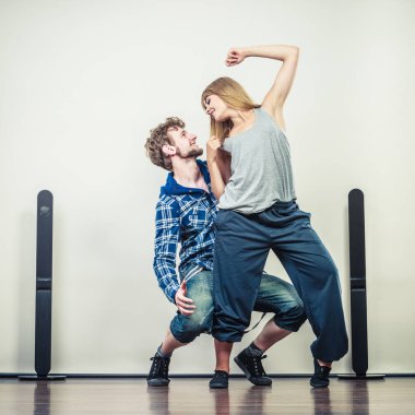 birkaç genç adam ve hip-hop dans kadın