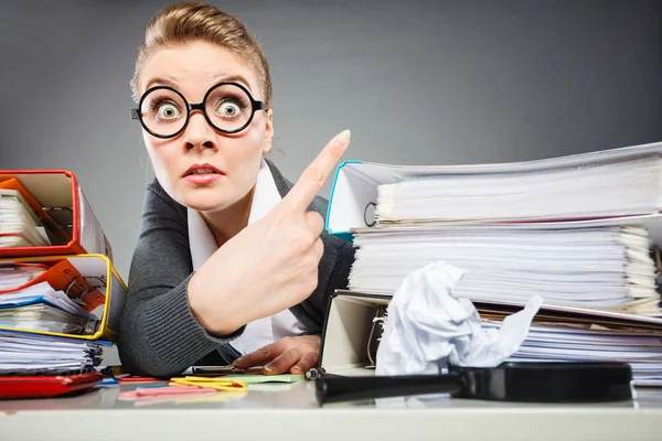 Terryfying vrouw wijzen om te kopiëren van de ruimte. — Stockfoto