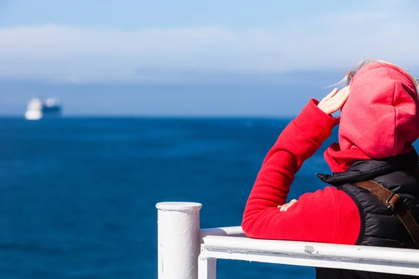 Туристическая женщина на морском фоне — стоковое фото