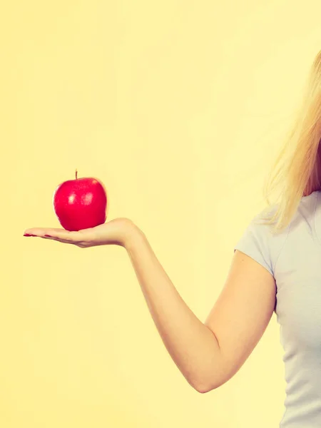 Ženská ruka drží lahodné červené jablko — Stock fotografie