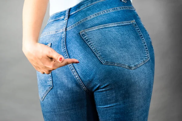 Жінка сідниці в джинсовому одязі — стокове фото