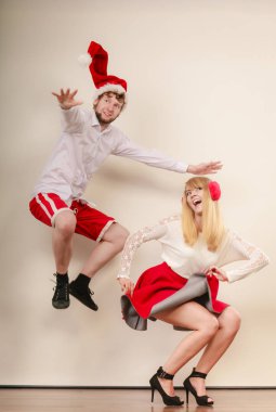 Mutlu aktif çift dans ve atlama.